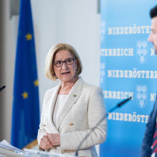Johanna Mikl-Leitner bei einer Pressekonferenz in Niederösterreich.