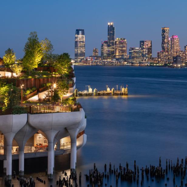 Little Island, ein Park auf dem Hudson River in New York, bei Nacht.