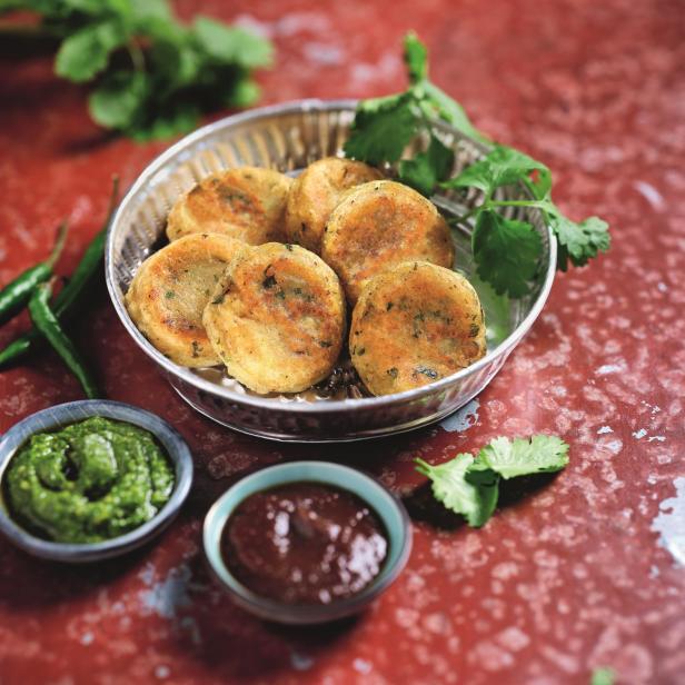Kartoffel-Tikkis werden mit Chutneys serviert.