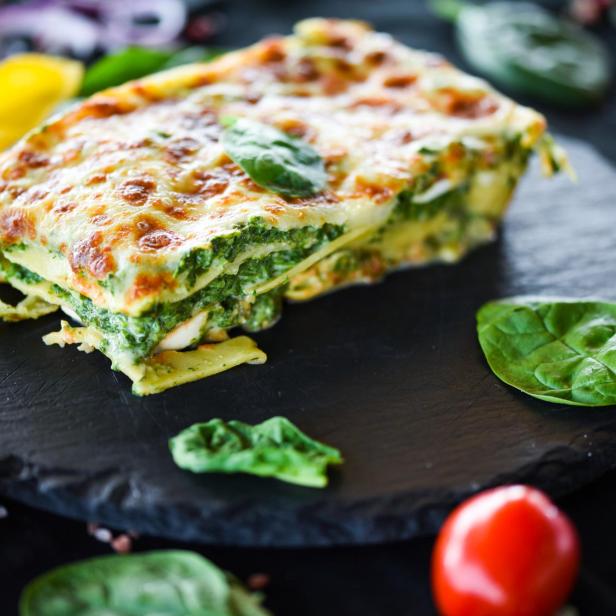 Italienische Lasagne-Scheibe mit frischen Zutaten.