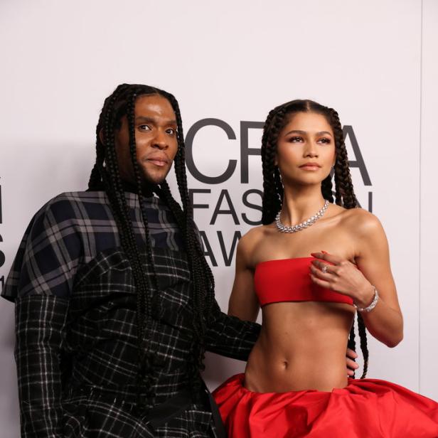Zendaya posiert mit Law Roach bei den CFDA Fashion Awards.
