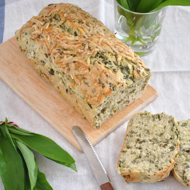 Frisch gebackenes Bärlauchbrot.