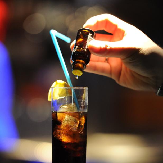 K.o.-Tropfen werden in ein Getränk geträufelt.