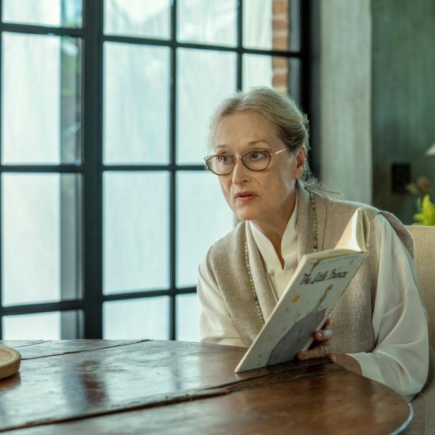 Meryl Streep liest am Tisch sitzend „Der kleine Prinz“.