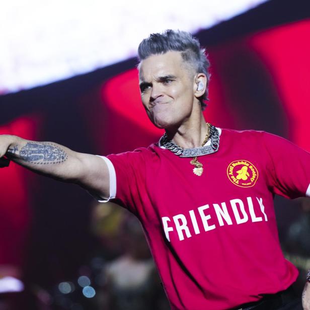 Robbie Williams tritt bei einem Konzert in Wien auf.