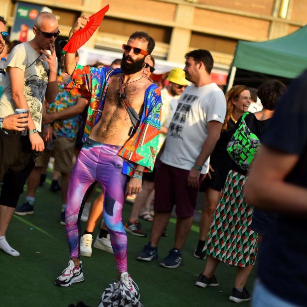 Ein Mann mit Bart und farbenfroher Kleidung tanzt auf dem Sónar Festival in Barcelona.