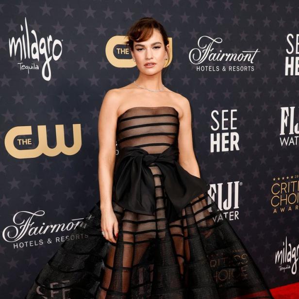 Lily James in einem schwarzen Kleid auf dem roten Teppich der Critics Choice Awards.