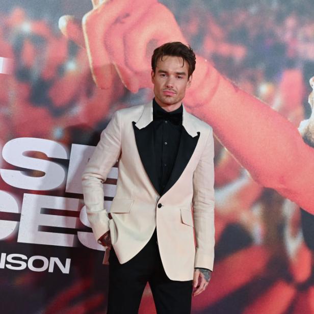 Liam Payne posiert auf einem roten Teppich.