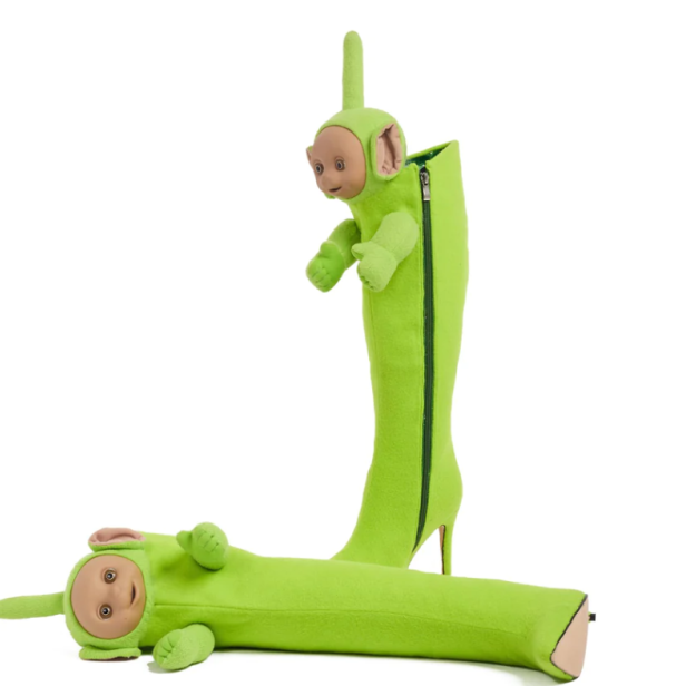 Grüne Teletubbie-Stiefel mit Reißverschluss und ein liegender Teletubbie auf weißem Grund.