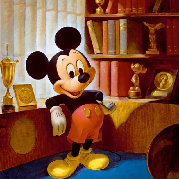 Micky Maus steht in einem Raum mit Trophäen und Büchern.