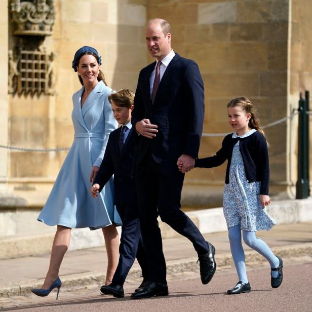 Prinz William, Kate Middleton, Prinz George und Prinzessin Charlotte gehen zusammen spazieren.