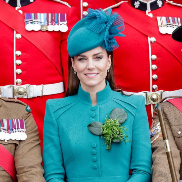 Prinzessin Kate trägt ein türkisfarbenes Kleid und einen passenden Hut.
