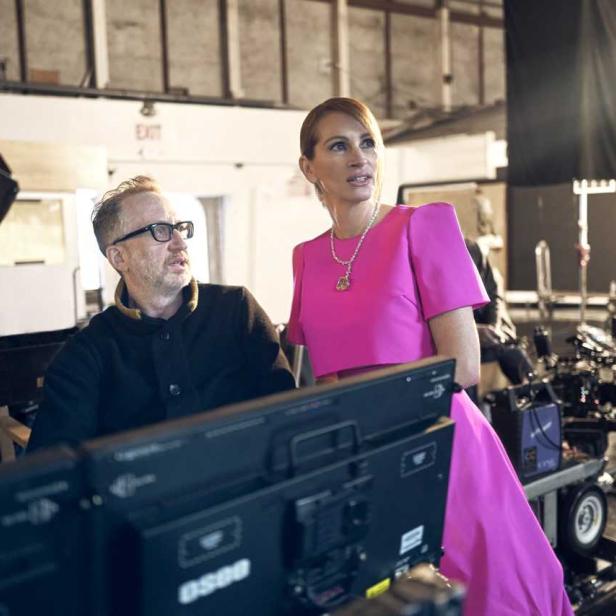 Julia Roberts und ein Mann am Set eines Filmdrehs.