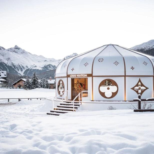 Ein Louis Vuitton Geschäft in Igluform im Schnee vor einer Bergkulisse.