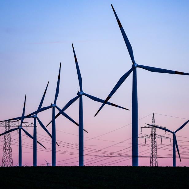 Windräder hinter Stromleitungen