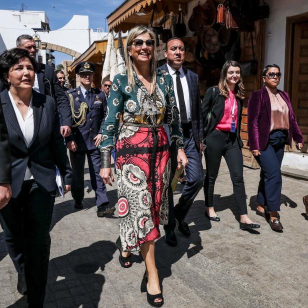Königin Máxima der Niederlande bei einem Spaziergang mit einer Delegation.