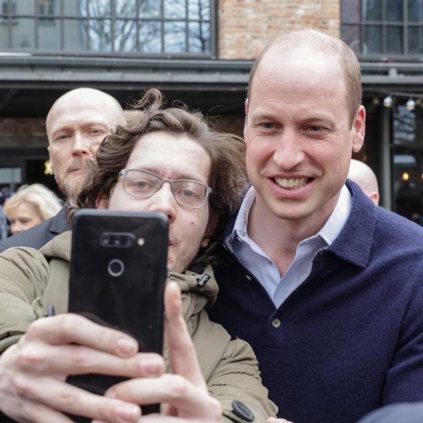 Ein Mann macht ein Selfie mit Prinz William in Polen.