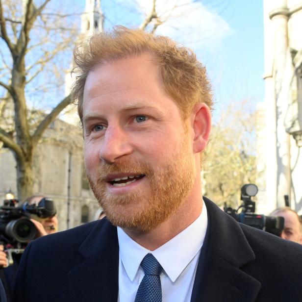 Prinz Harry bei einer Veranstaltung im Freien.