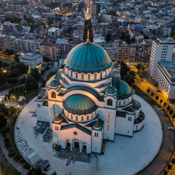 Luftaufnahme des beleuchteten Doms des Heiligen Sava in Belgrad bei Dämmerung.