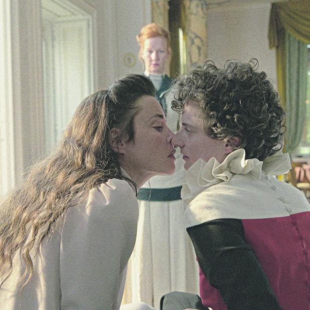 Szene aus dem Film „Sisi und Ich“, in der zwei Frauen sich küssen.