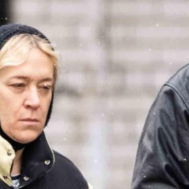 Eine Frau mit einer schwarzen Mütze und einer Jacke im Schnee.