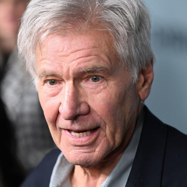 Nahaufnahme von Harrison Ford mit grauem Haar und einem dunklen Anzug.