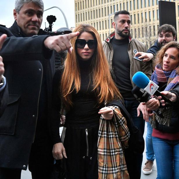 Shakira wird von Reportern und Sicherheitsleuten umgeben.