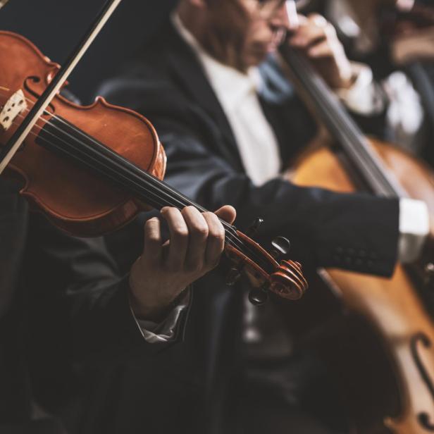Ein Geiger spielt in einem Orchester.