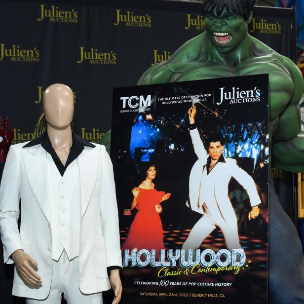Ein Hulk-Modell steht neben einem Saturday Night Fever Anzug und Requisiten von Iron Man bei Julien's Auctions.