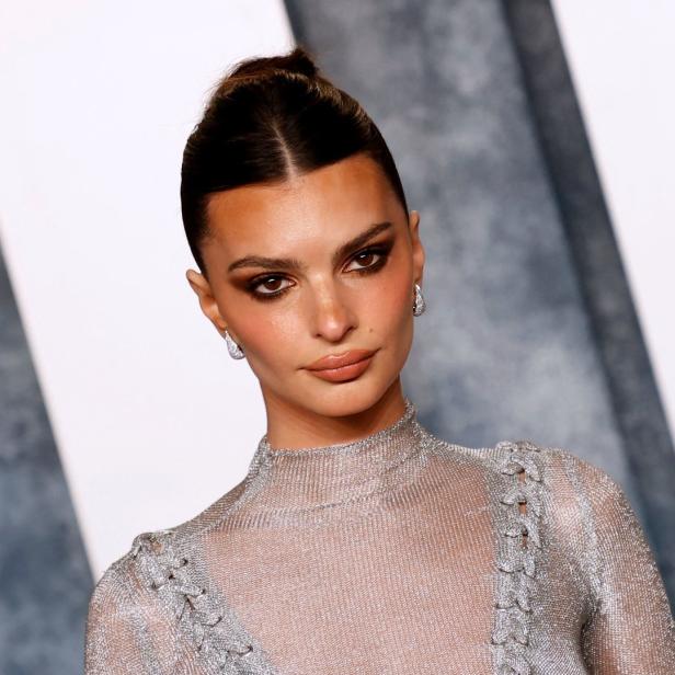 Emily Ratajkowski trägt ein silbernes Kleid und Ohrringe.