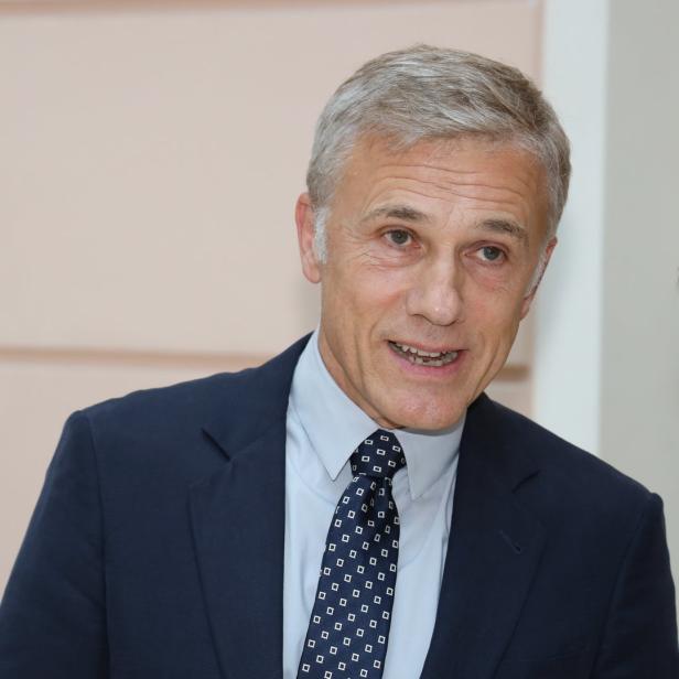 Christoph Waltz in einem dunklen Anzug.