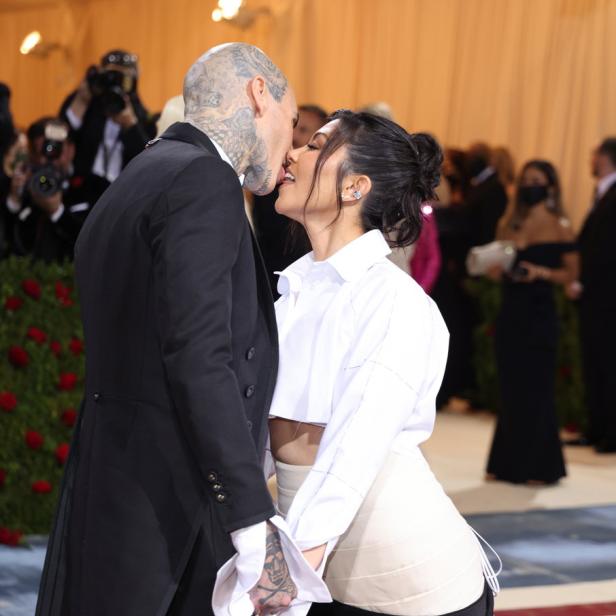 Travis Barker und Kourtney Kardashian küssen sich.