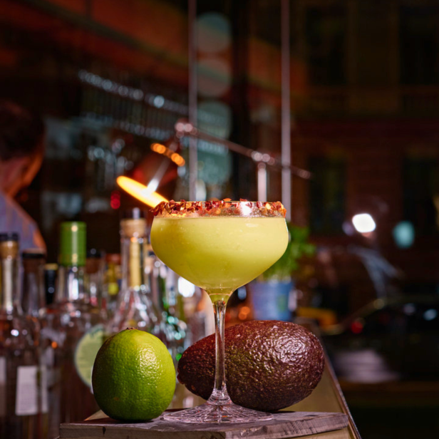 Ein Avocado-Cocktail mit Limette und Avocados auf einer Bar.