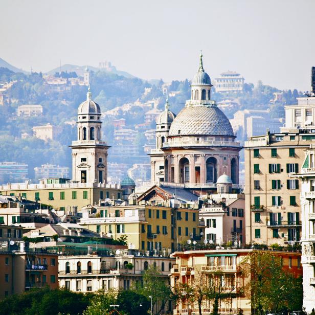 Blick auf die Stadt Genua mit ihren charakteristischen Kuppeln und Türmen.
