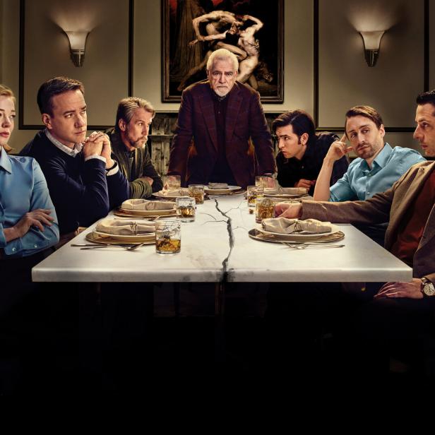 Die Familie Roy sitzt an einem langen Tisch in einer Szene aus der Fernsehserie „Succession“.