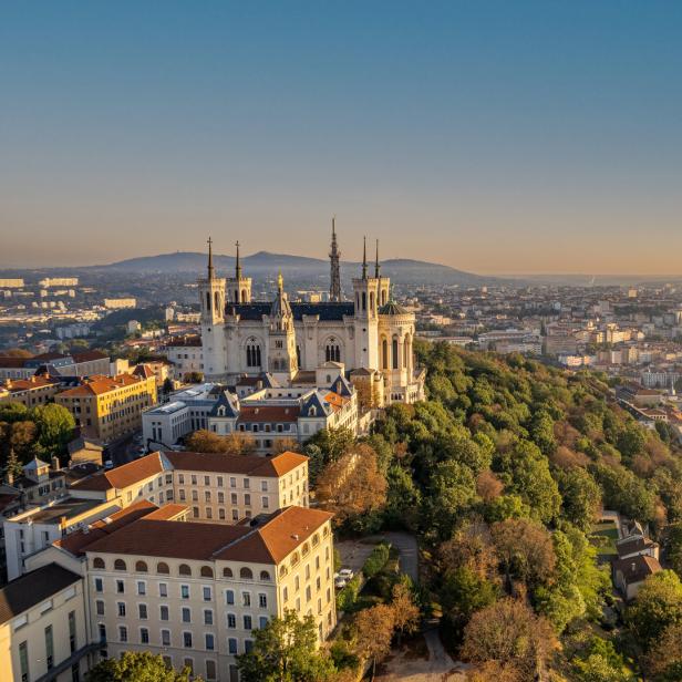 Die Basilika Notre-Dame de Fourvière thront über der Stadt Lyon.