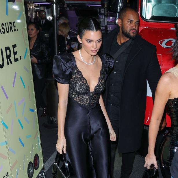Kendall Jenner in einem schwarzen Kleid mit Spitze und Diamantkette.