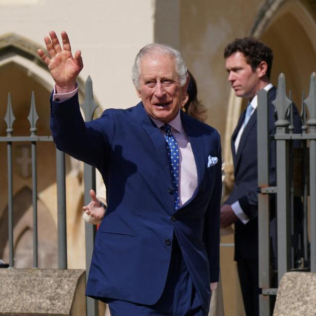 König Charles III. winkt.