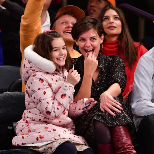 Katie Holmes mit ihrer Tochter Suri bei einem Basketballspiel.