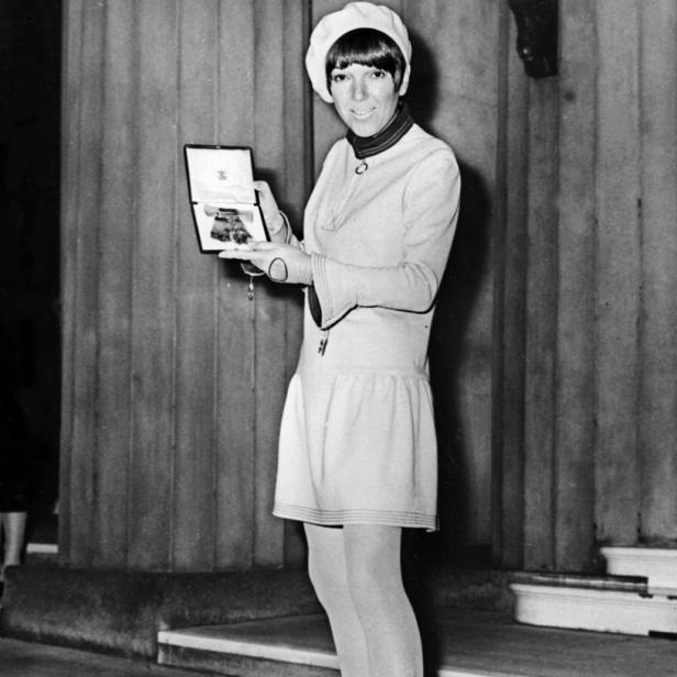 Liza Minnelli hält eine Auszeichnung in einer Schatulle.