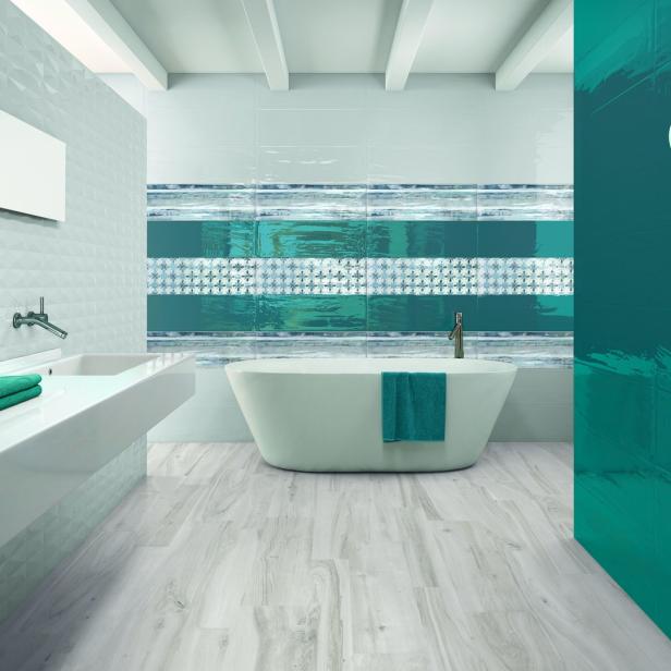 Ein Badezimmer mit freistehender Badewanne und türkisfarbenen Akzenten.