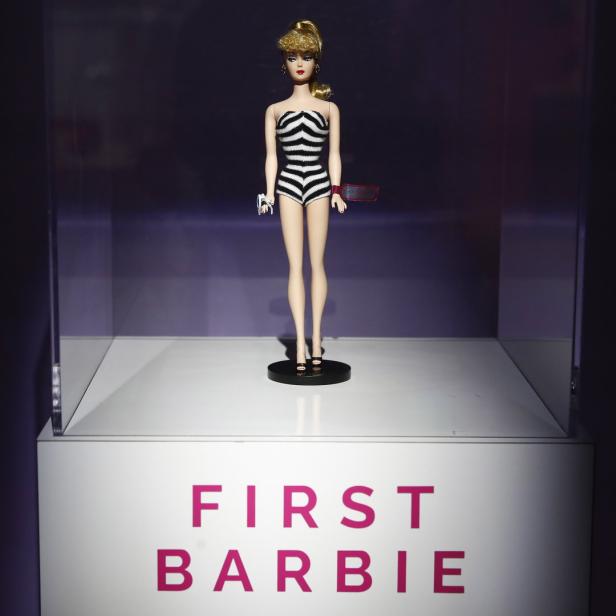 Die erste Barbie-Puppe im schwarz-weiß gestreiften Badeanzug in einer Vitrine.