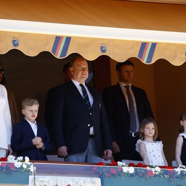 Fürst Albert II. von Monaco mit seiner Familie auf einem Balkon.