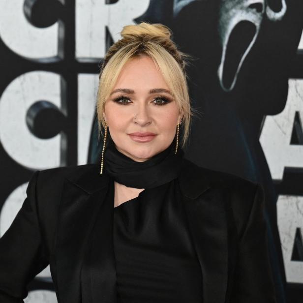 Hayden Panettiere posiert vor einem „Scream“-Poster.