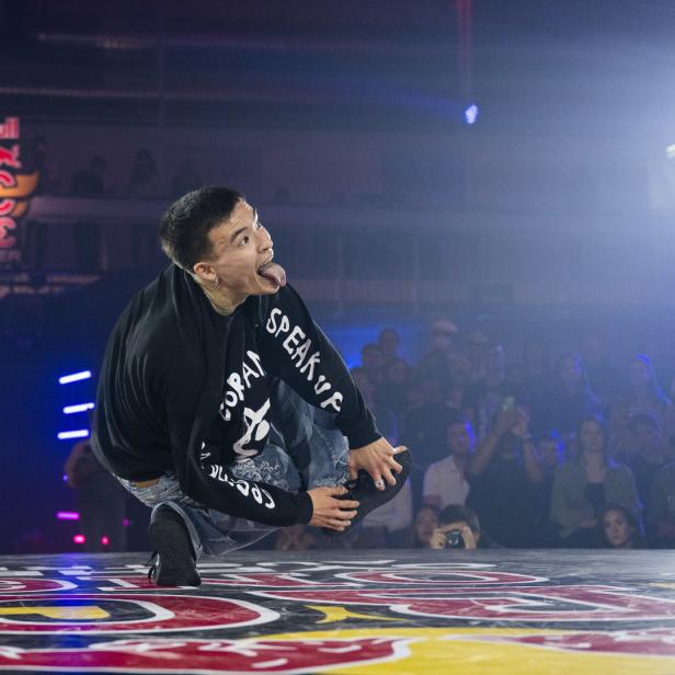 Ein Breakdancer zeigt seine Fähigkeiten bei einem Red Bull BC One Cypher Wettbewerb.