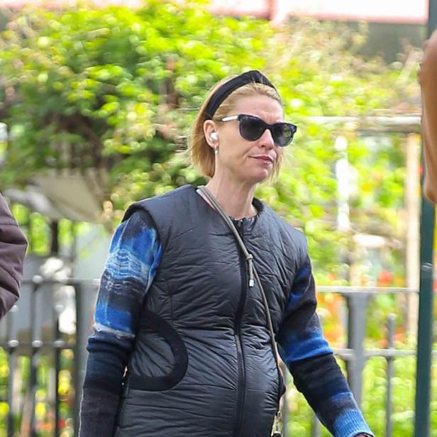 Claire Danes, schwanger, mit Sonnenbrille und Stirnband auf der Straße.