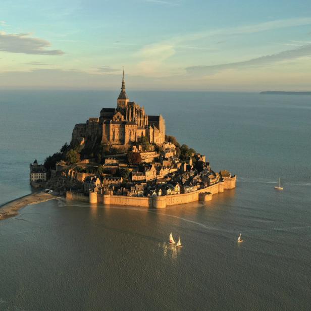 Luftaufnahme von Mont-Saint-Michel bei Sonnenaufgang.