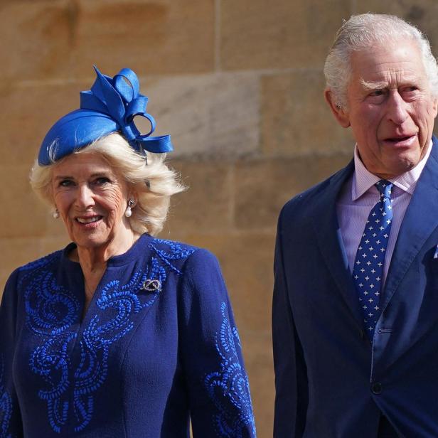 König Charles und Königin Camilla in blauer Kleidung.