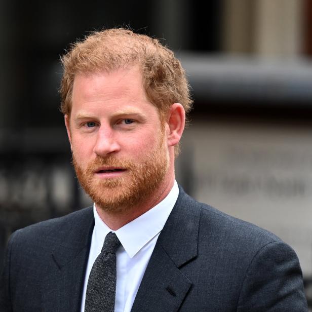 Porträt von Prinz Harry in einem dunklen Anzug und einer Krawatte.