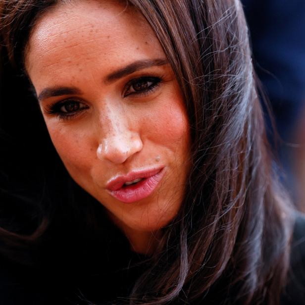 Nahaufnahme von Meghan Markle mit dunklen, gewellten Haaren.